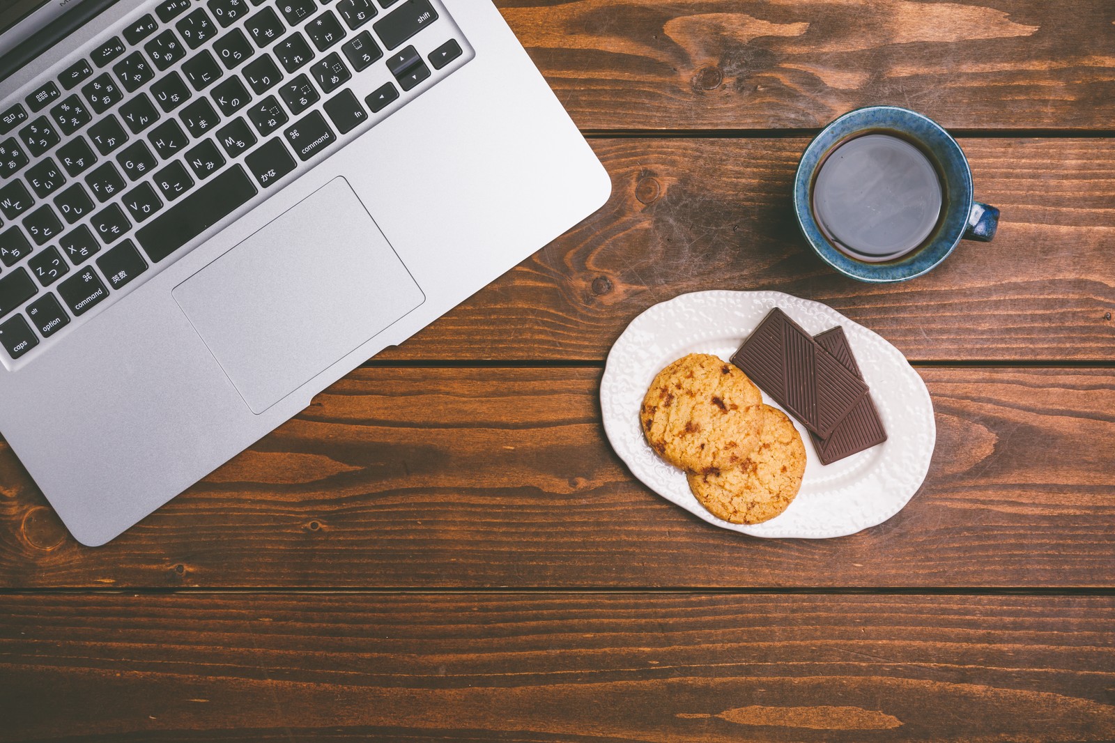 ノートパソコンとコーヒーとクッキー