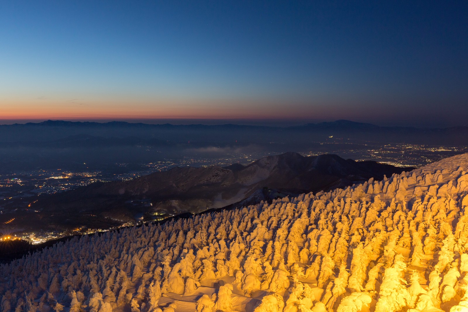 夕日が沈む雪山