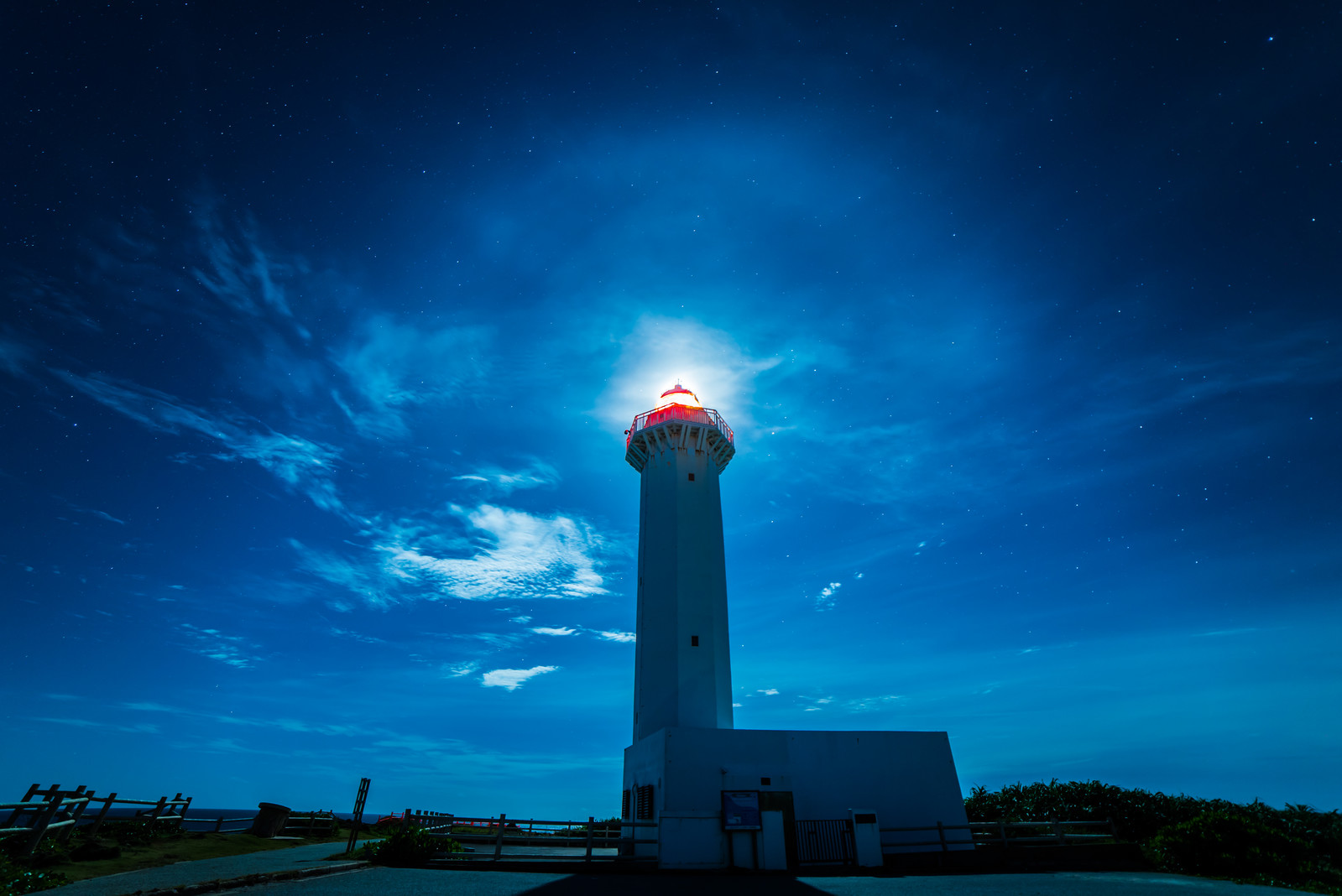 綺麗な夜空と輝く灯台