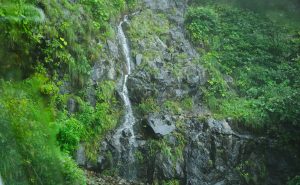 山の崖に流れる滝