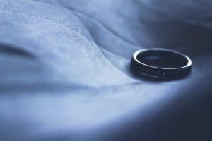 紺色の布地に置かれた指輪