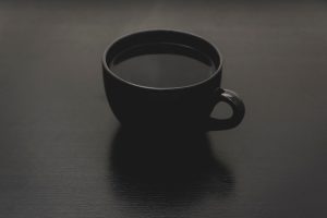 黒いカップにコーヒー