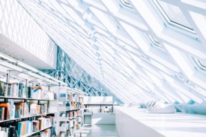 近代的な白く明るい図書館