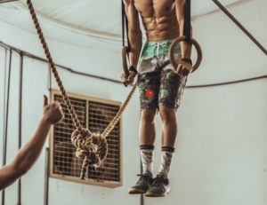 吊り輪の練習をする男性