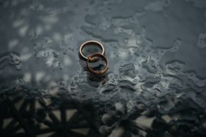 雨に濡れたガラスの上に2つの指輪