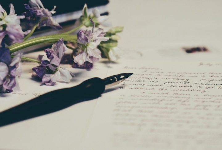 万年筆と花と手紙