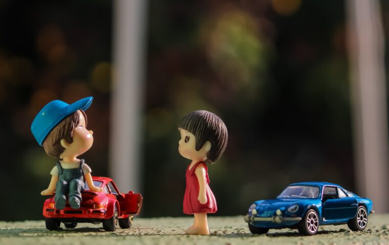 小さい人形と車