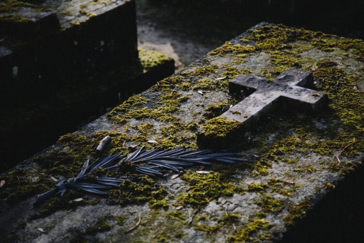 十字架のモニュメントのある棺